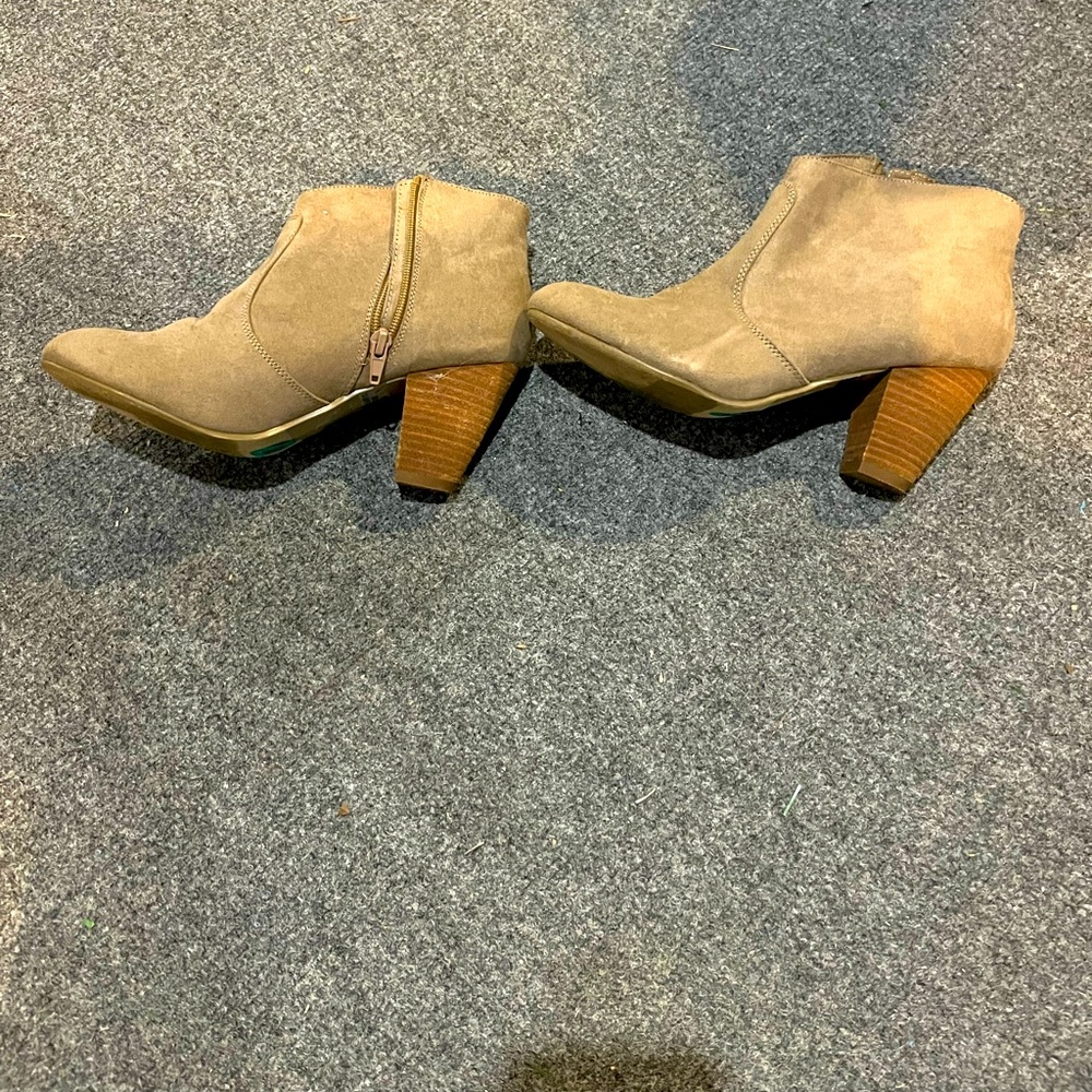 Report booties Chunky Heel side zipper Tan Suede size 8.